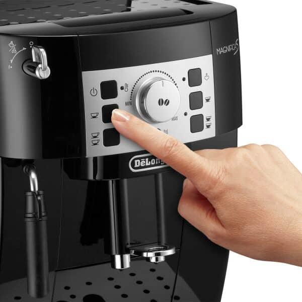 Panneau de commande de la De'Longhi Magnifica S ECAM22.110.B en cours d'utilisation