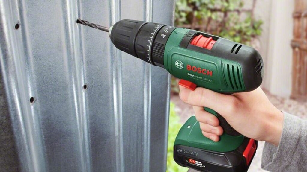 Bosch EasyImpact 18V-40 perçant une tôle d'acier lors de notre test