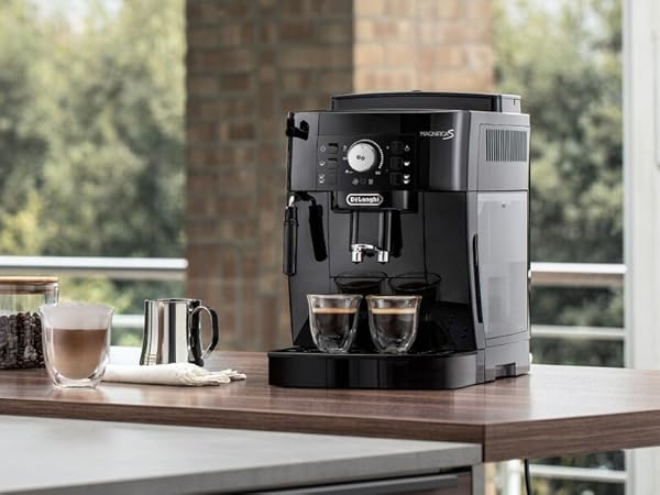 De'Longhi Magnifica S installée sur un plan de travail de cuisine