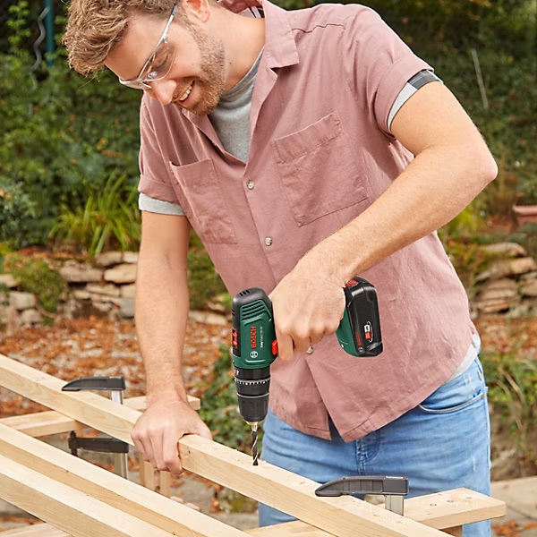 Prise en main de la perceuse-visseuse Bosch EasyImpact 18V-40 en cours d'utilisation