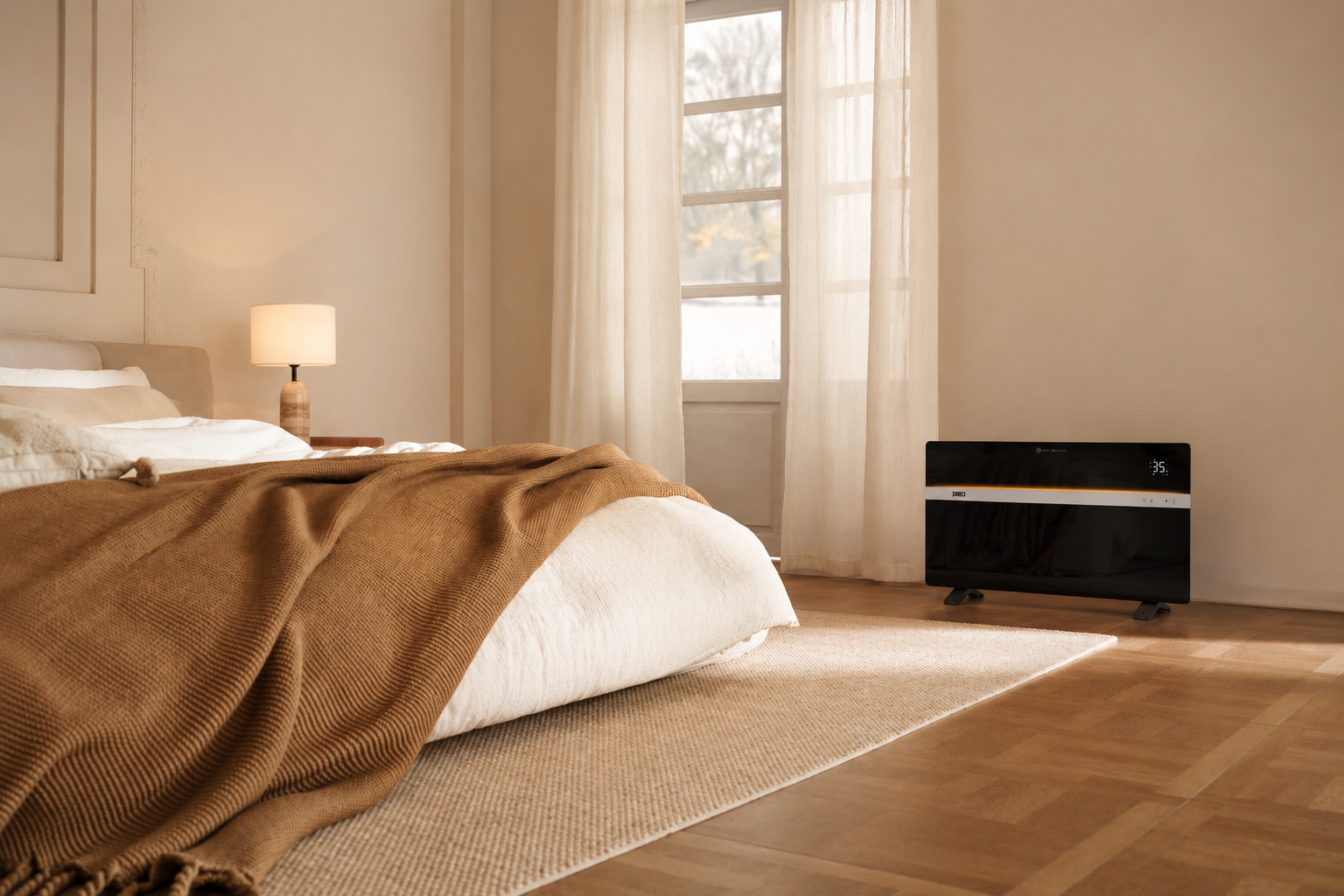 Convecteur Dreo 711S posé sur ses pieds au pied d'une fenêtre dans une chambre lumineuse
