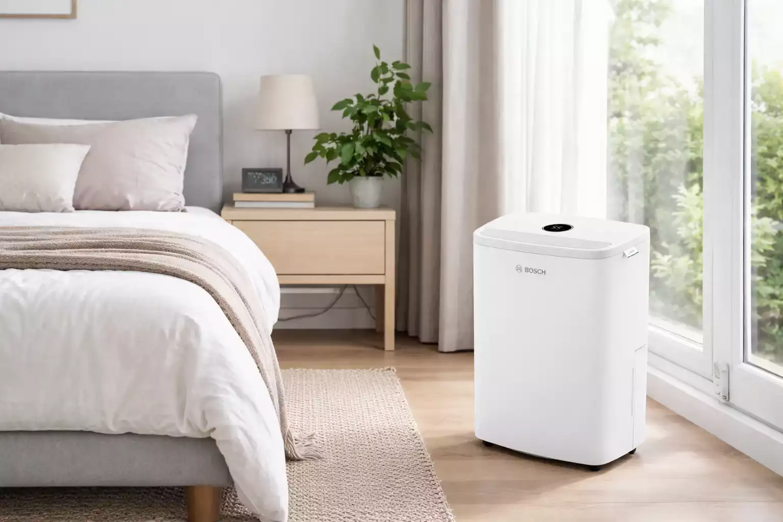 Déshumidificateur Bosch Dry 2000 posé dans une chambre, à côté d'une commode
