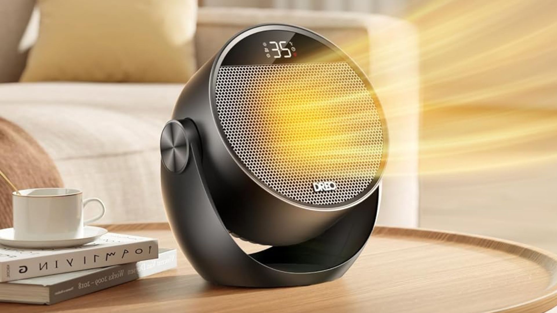 Dreo Atom 320 posé au sol dans une chambre, tête inclinée vers le haut
